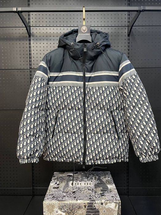 Kurtka Dior – wełniana puchówka z logo i kapturem