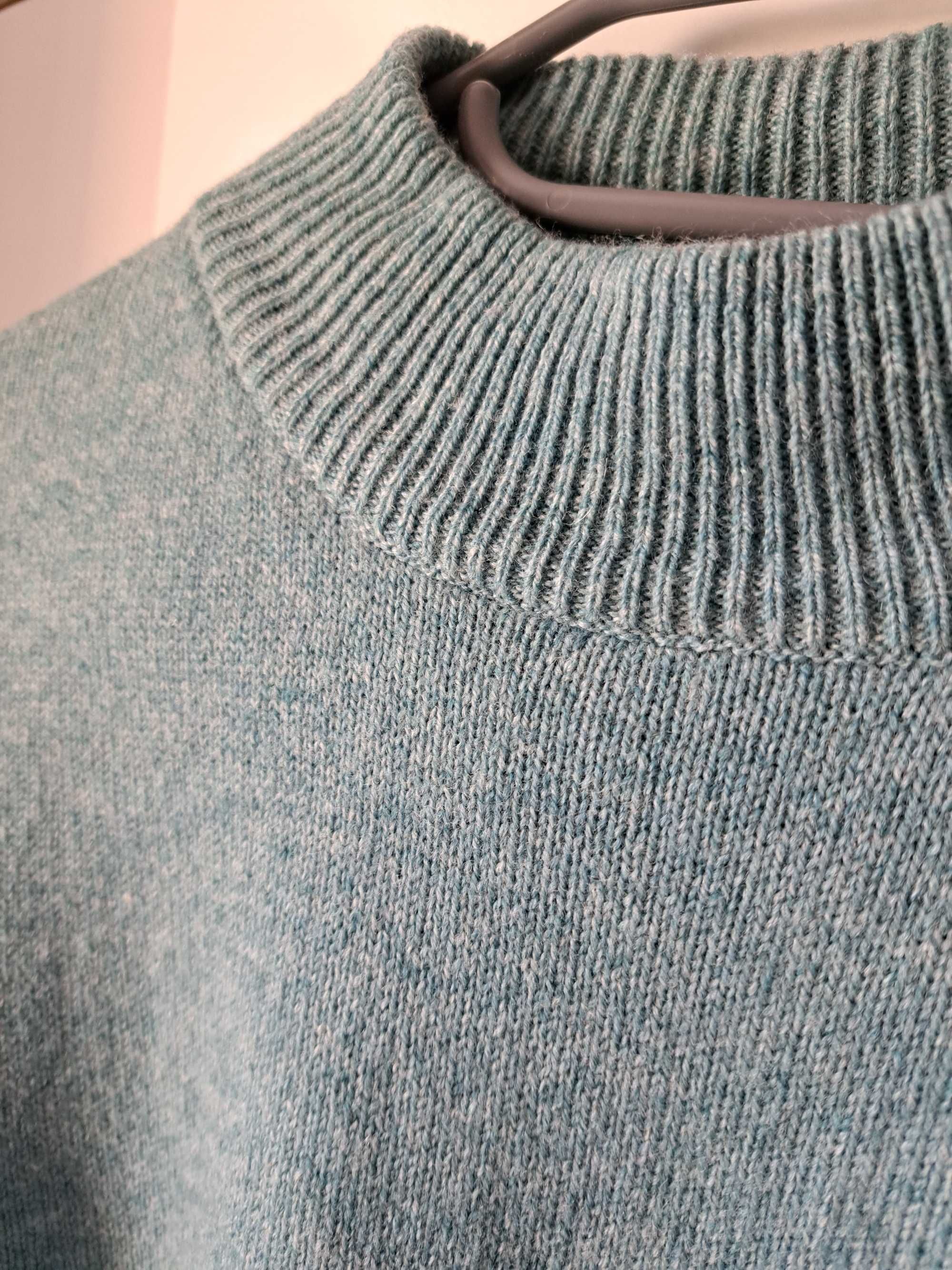 Welniany swetr nietypowy kolor