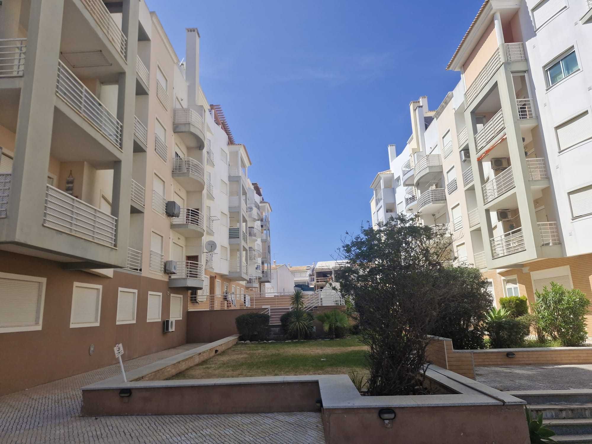 Apartamento T1 Armação de Pêra, com estacionamento e arrecadação