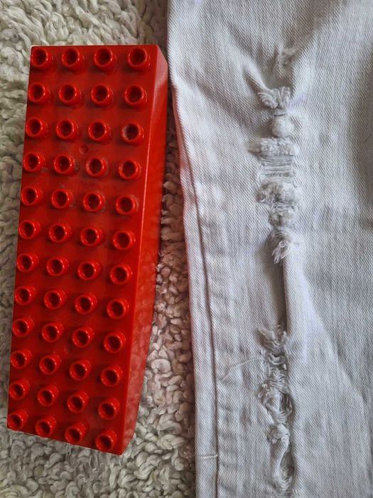 spodnie jeansowe- rurki dla dzieci: z dziurami i posnapane - Zara