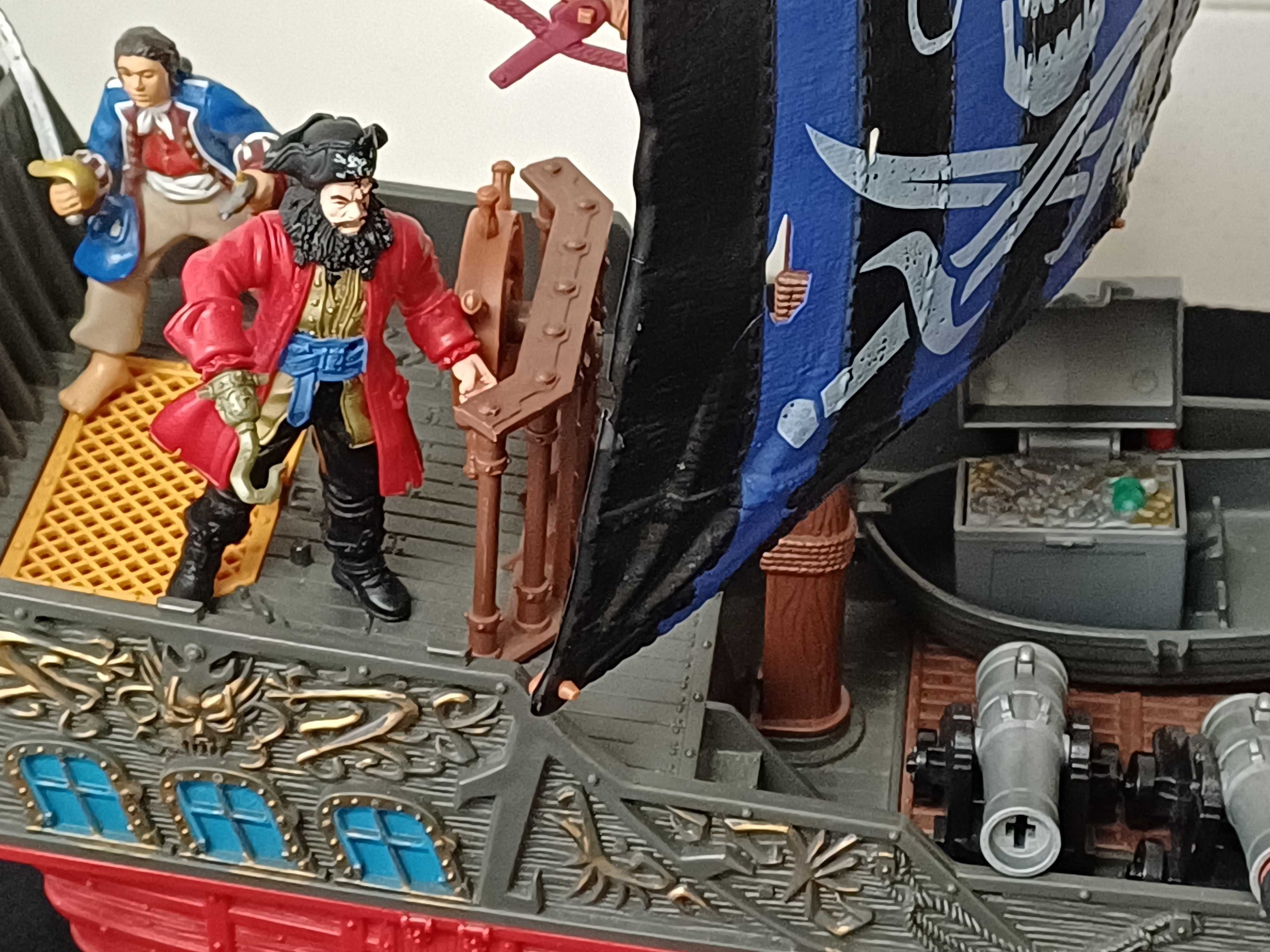 Barco Pirata com 13 figuras, 2 canhões, bote com baú do tesouro