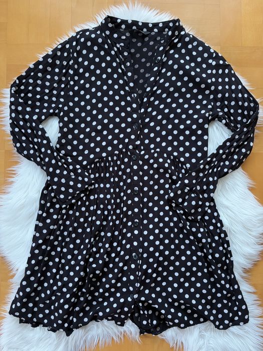 Sukienka damska czarna w grochy zapinana na guziki