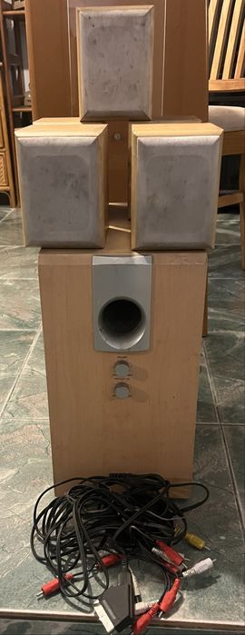 Subwoofer com cinco colunas e respectivios cabos, a funcionar