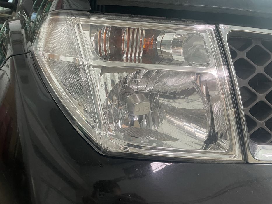 Фара передняя фари передні Nissan Pathfinder R51 Navara D40