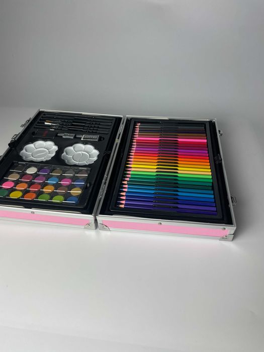 Walizka artystyczna dla małego artysty kredki, farby, pastele, markery