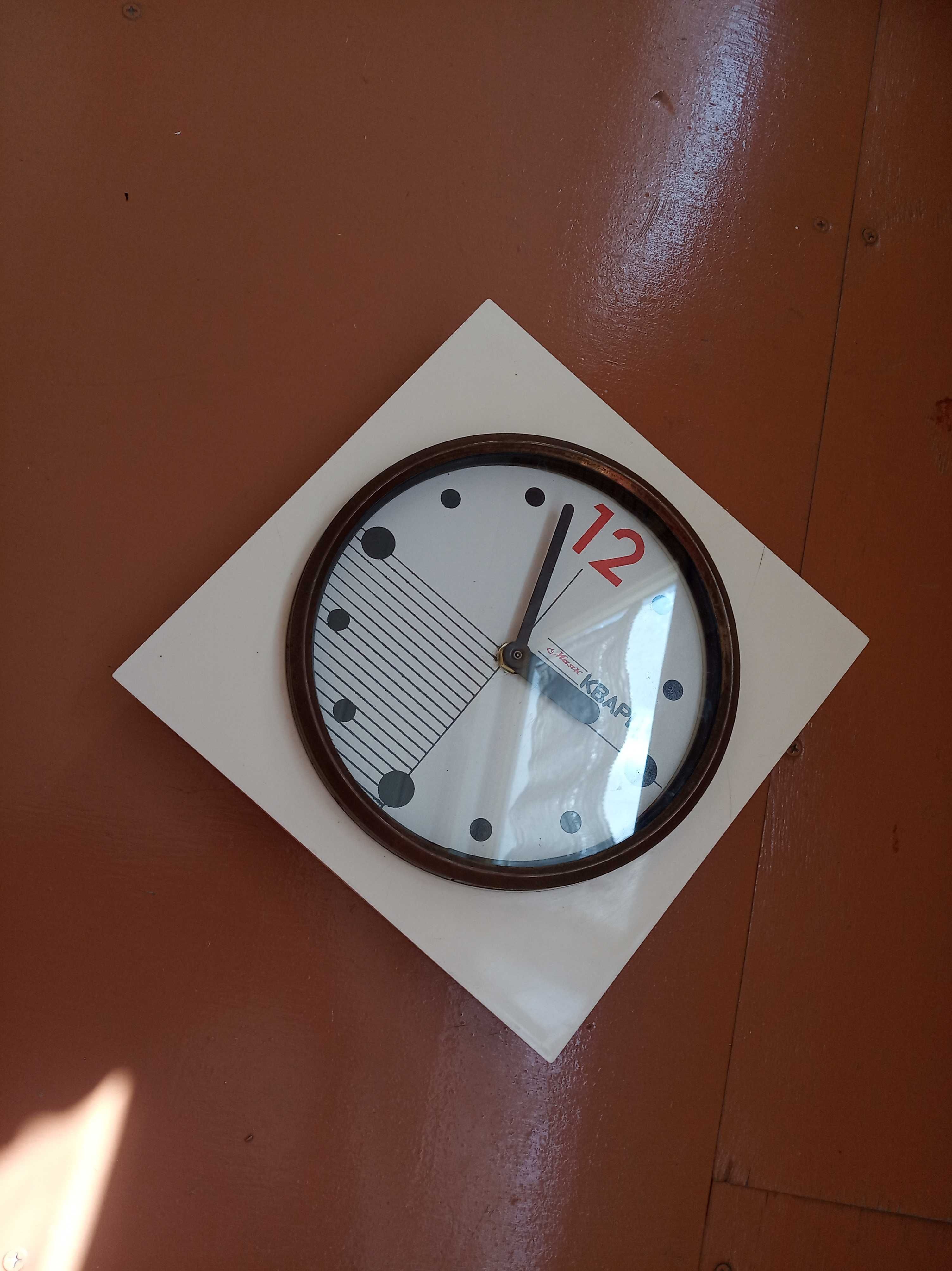 Продам настінний кварцевий годинник Маяк