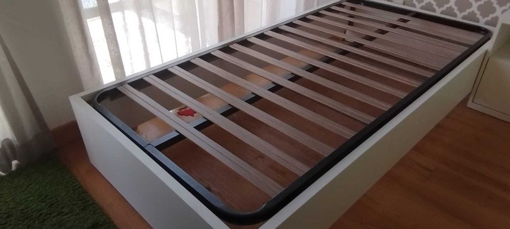 Cama de solteiro  200cm X 100cm- Como nova com colchão e estrado
