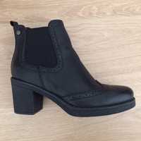 Botas de pele pretas (modelo chelsea)