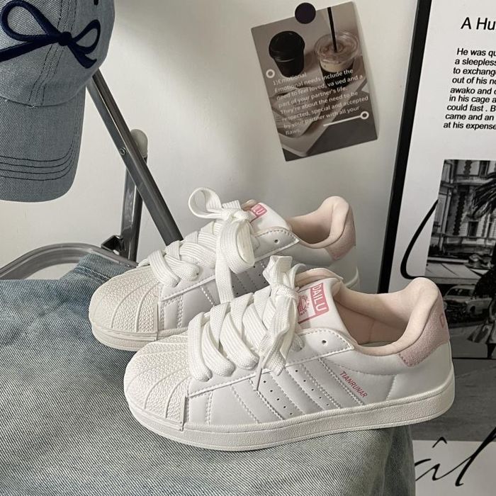 женские кроссовки