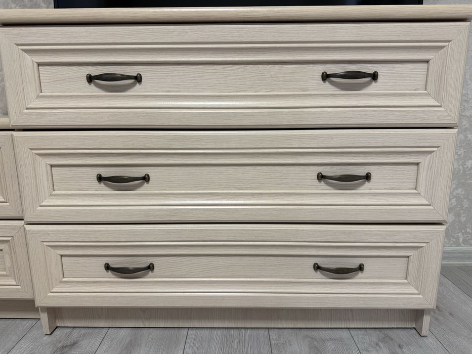 Комод та 2 приліжкові тумбочки в гарному стані