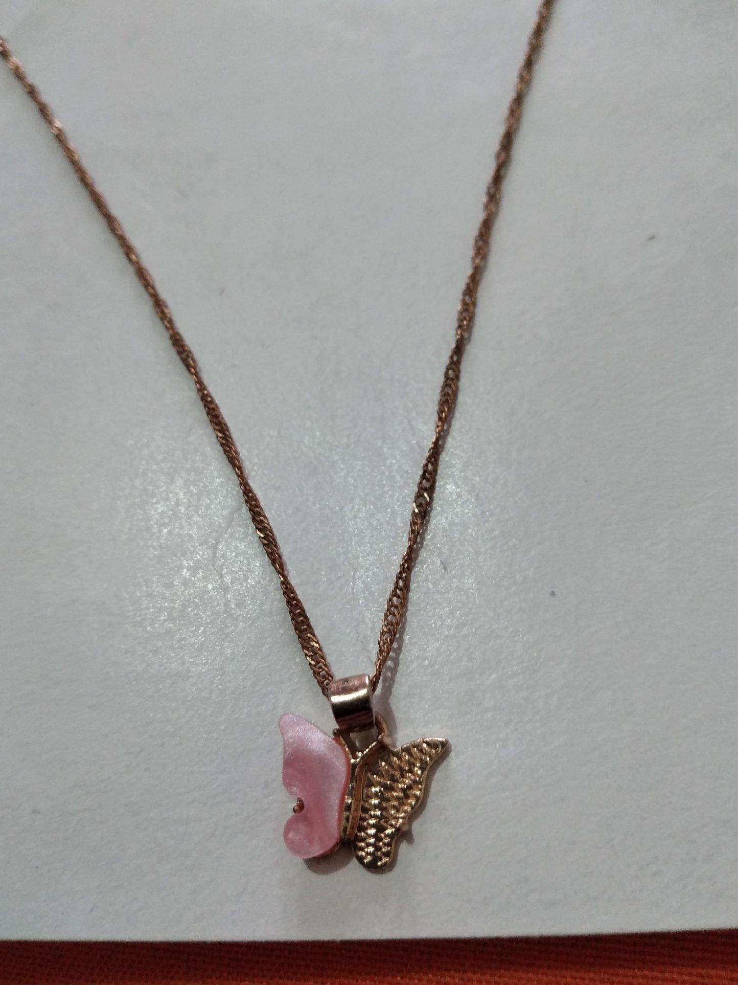 Colar novo com pendente borboleta