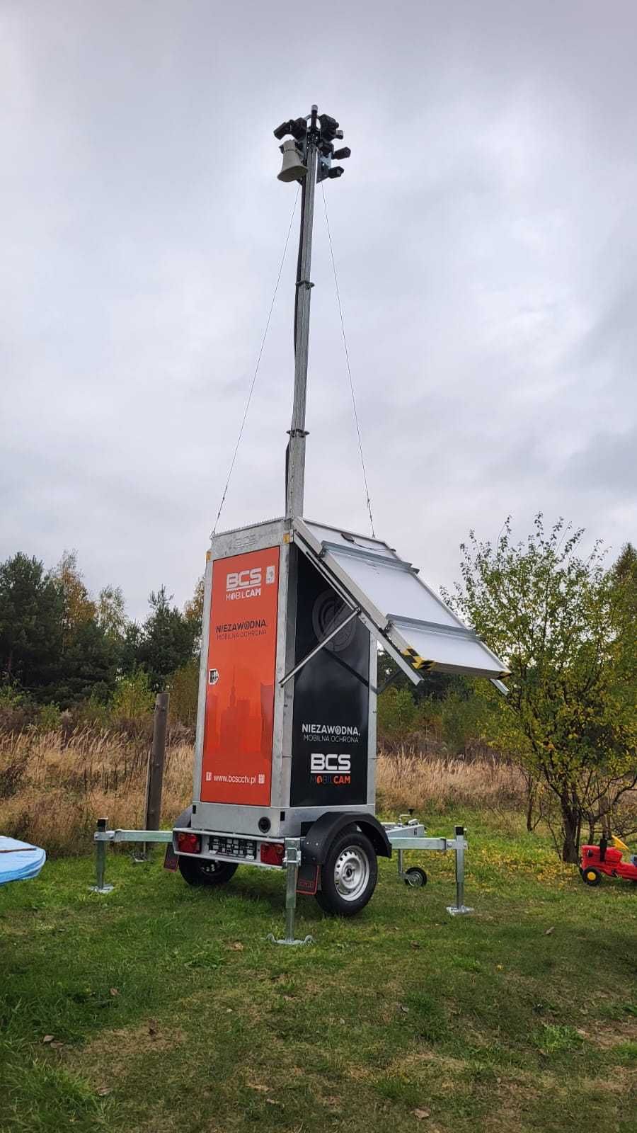Mobilna wieża monitoringu BCS MOBILCAM P750 z panelami słonecznymi