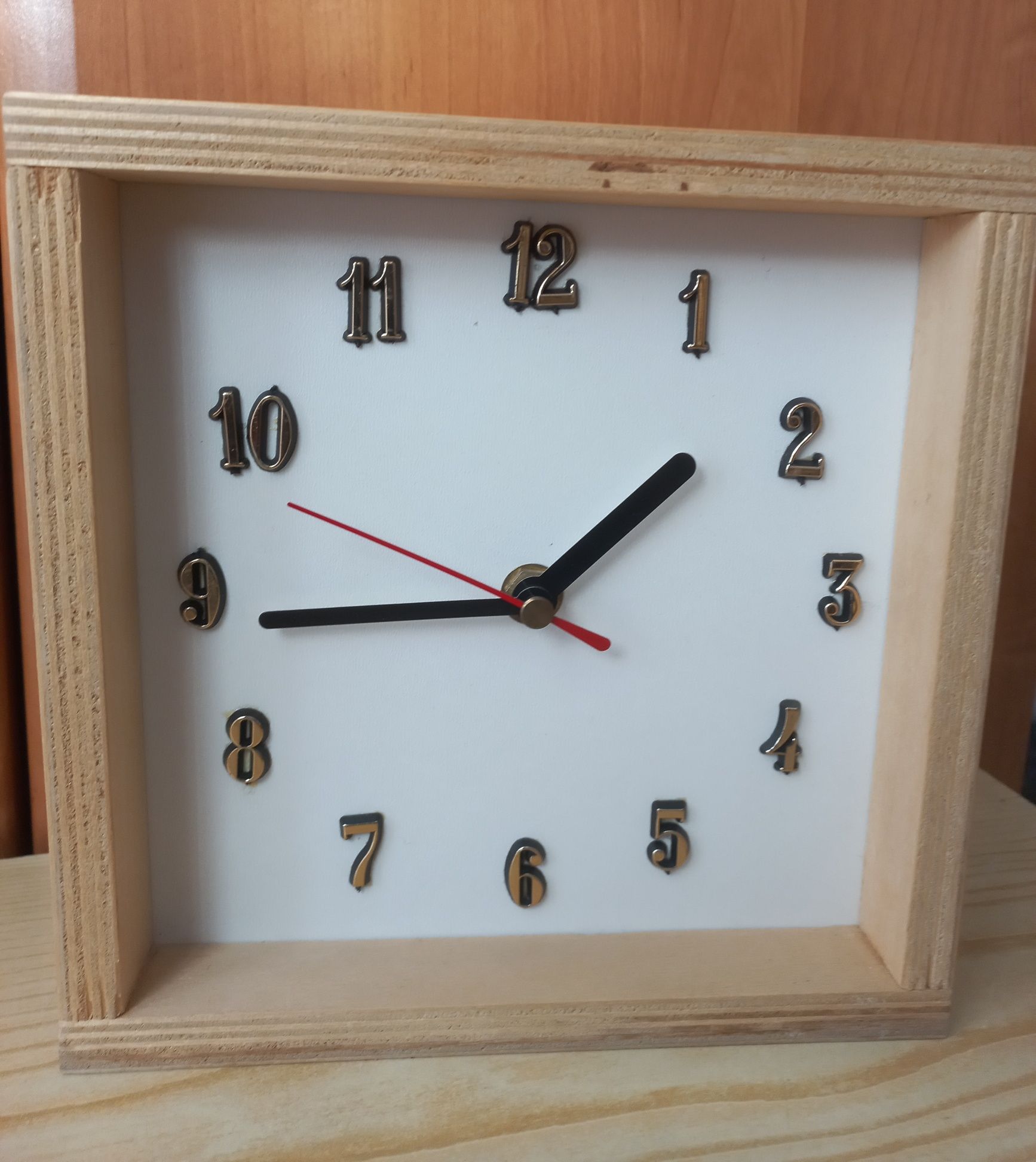 Zegar ścienny w drewnianej obudowie