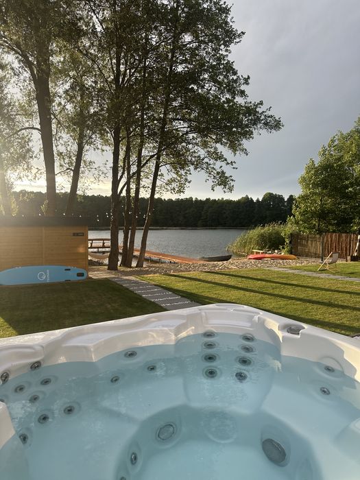 Domki nad jeziorem z linią brzegową. Prywatnt pomost oraz plaża