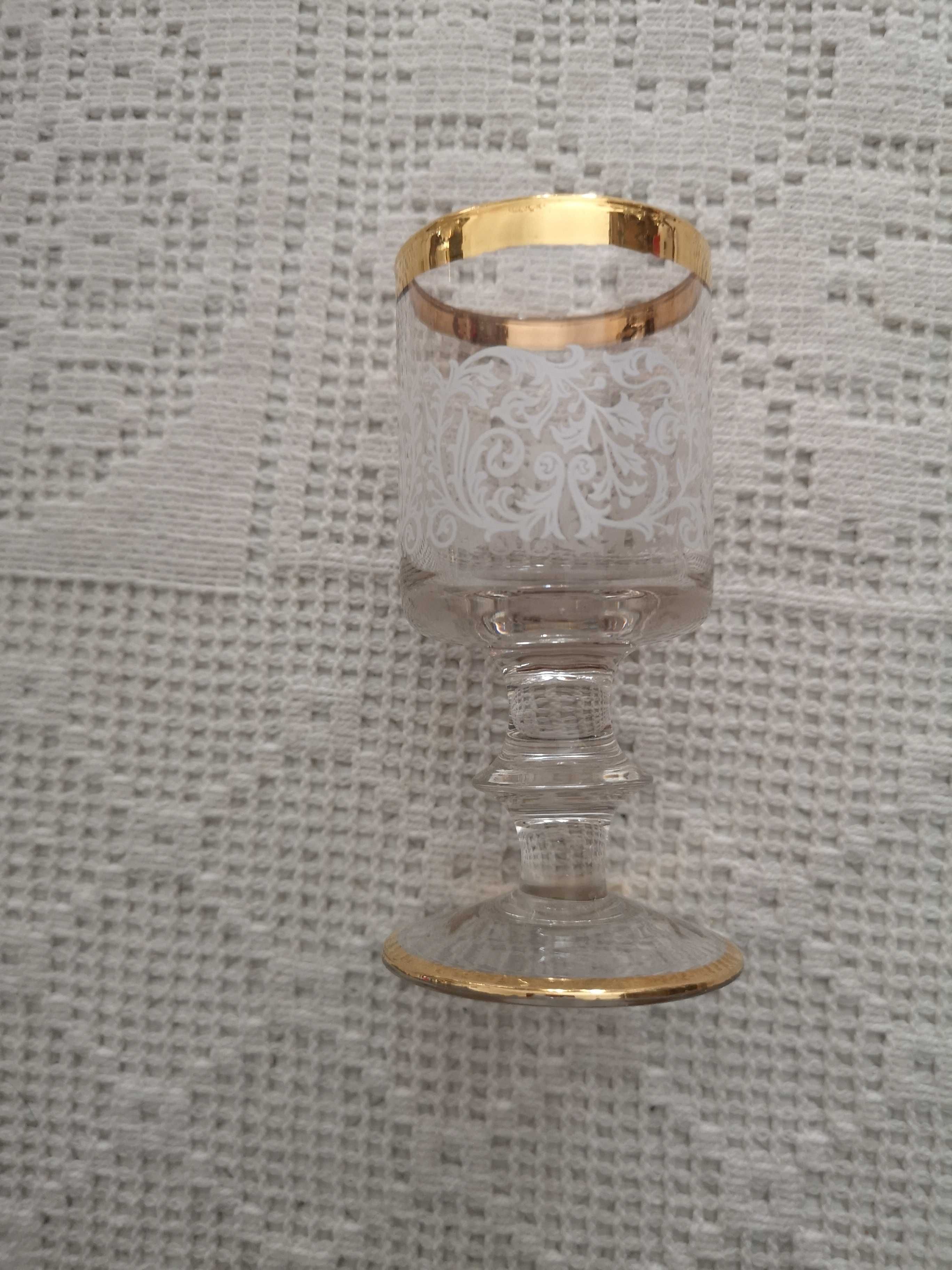 conjunto de garrafa e cálices de licor