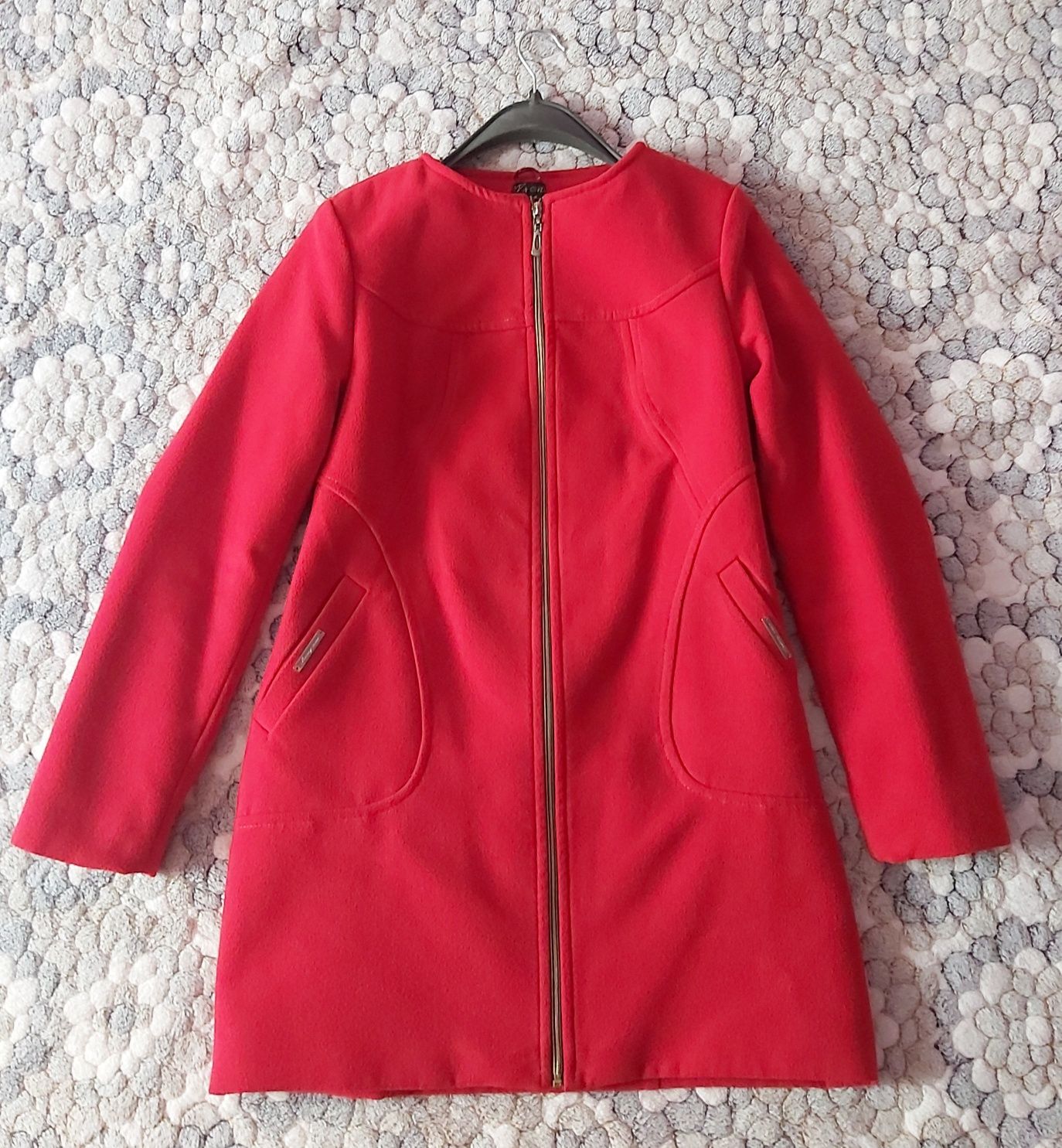 Червоне пальто без коміра