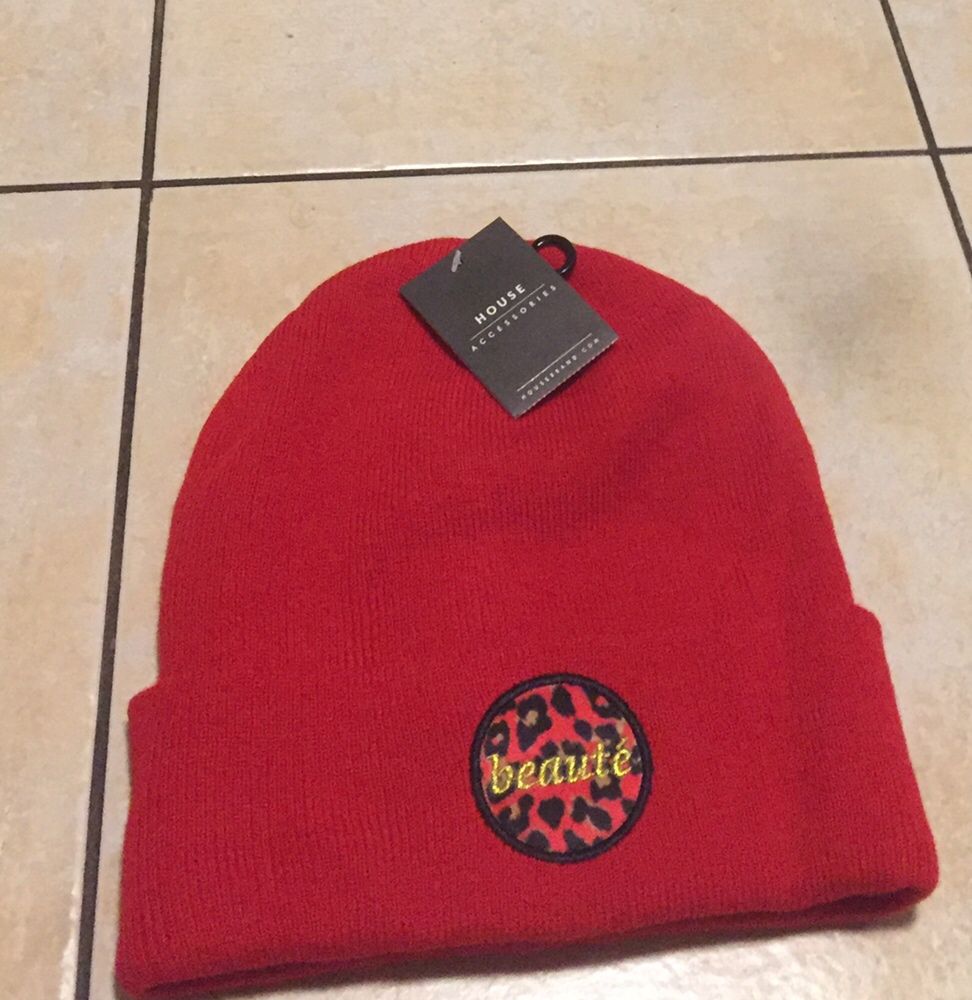 Czerwona czapka nowa