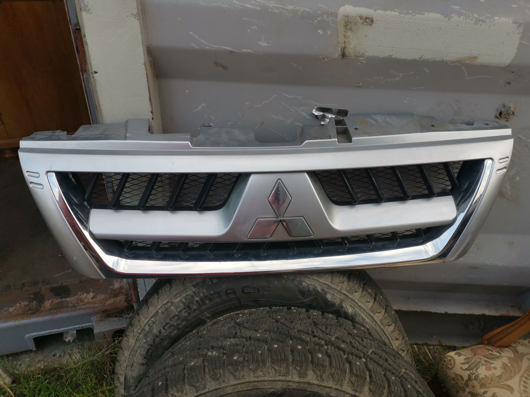 Atrapa czolowa Mitsubishi Pajero 03'