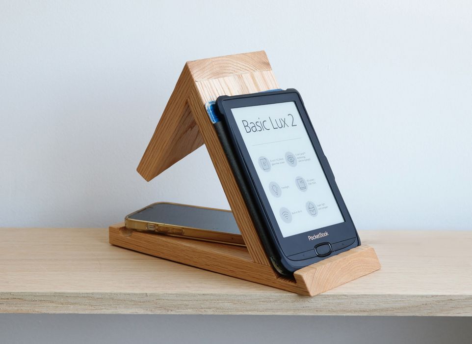 Dębowy stojak na e-book, drewniana podstawka