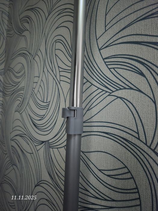 Телескопічна підлогова вішалка (стійка) на коліщатках для одягу