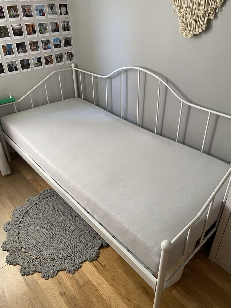 Metalowe łóżko z materacem