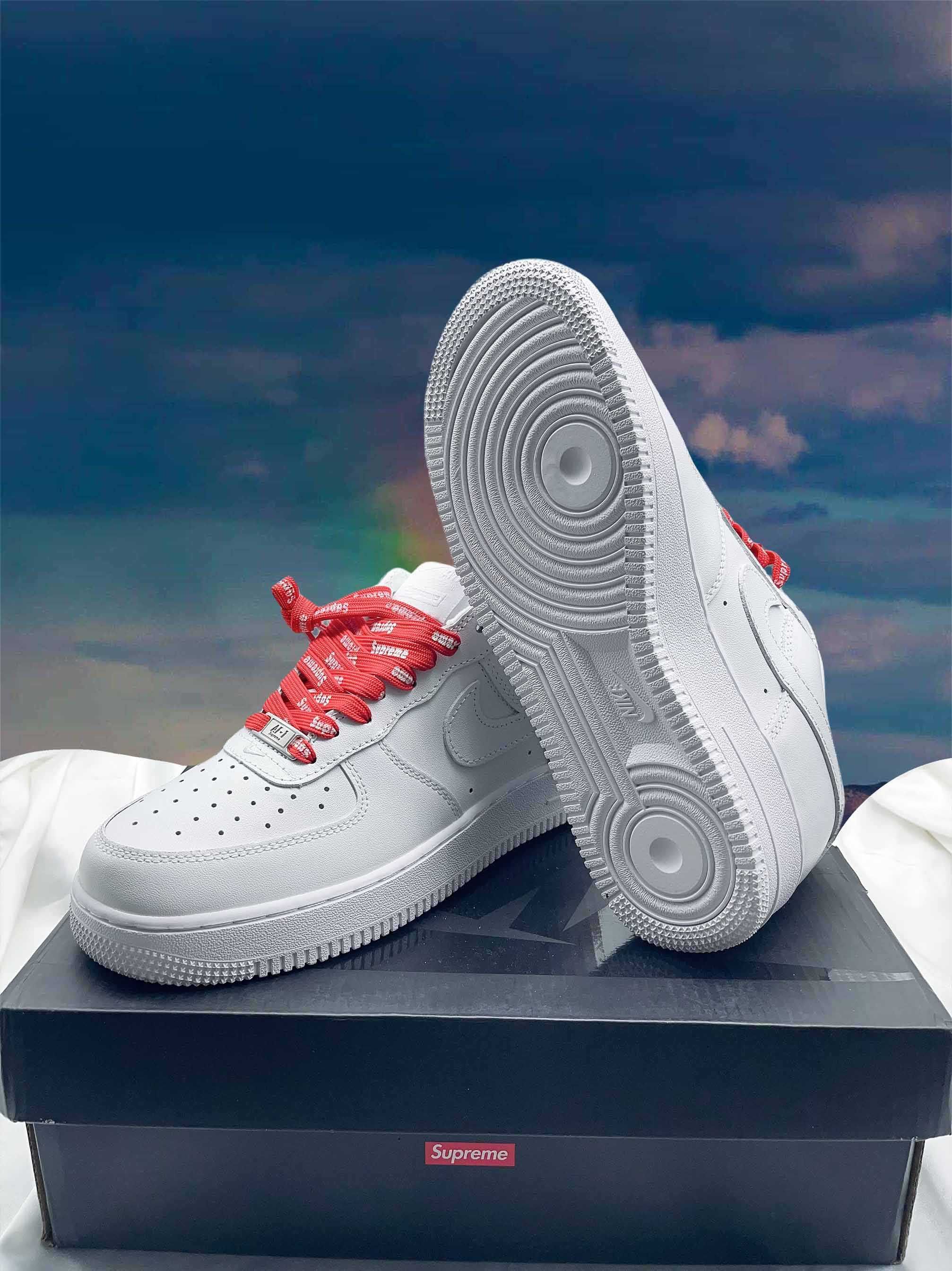 Nike Air Force 1 Low Supreme White.	44
