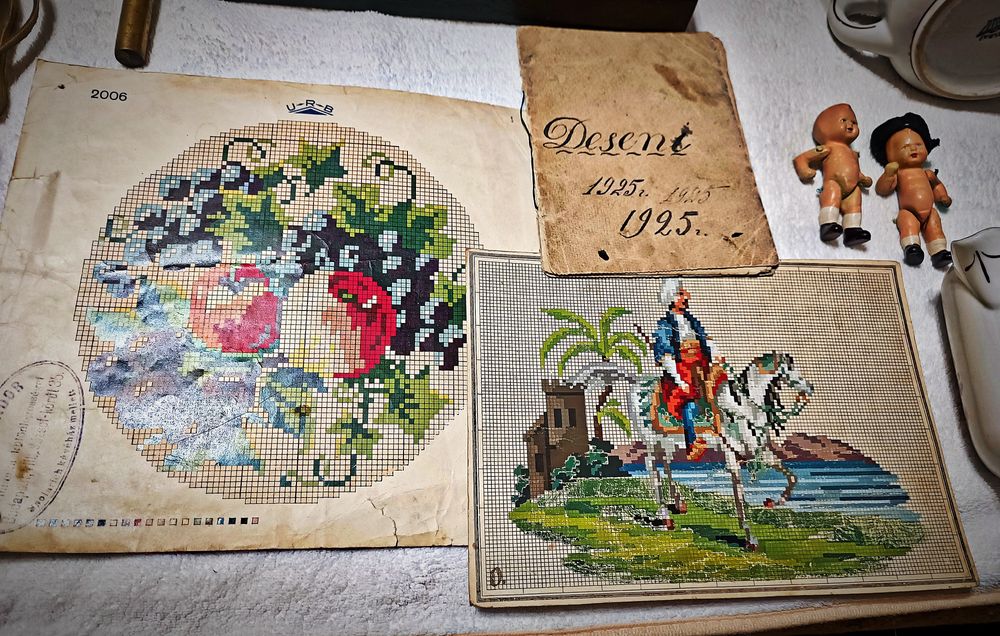 Лот книжки,посуд Німеччина,вишивка,різак для фотографій вінтаж ретро