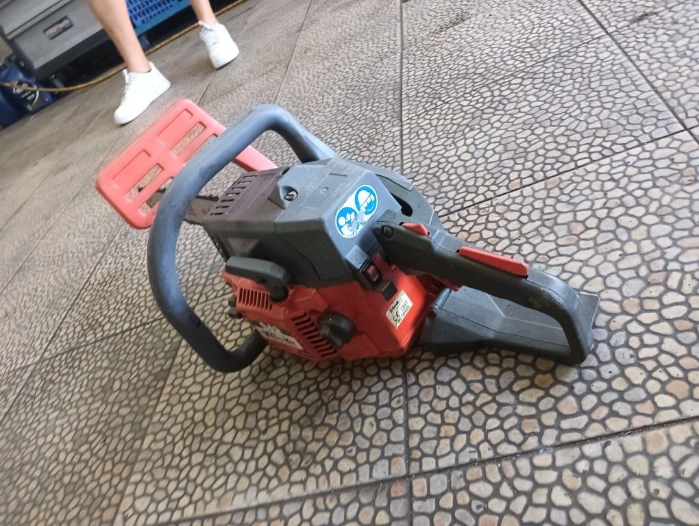 Motosserra impecável