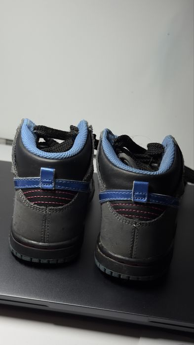 Дитячі ботинки.