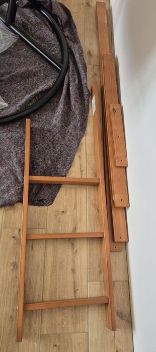 Łóżko piętrowe z materacami.