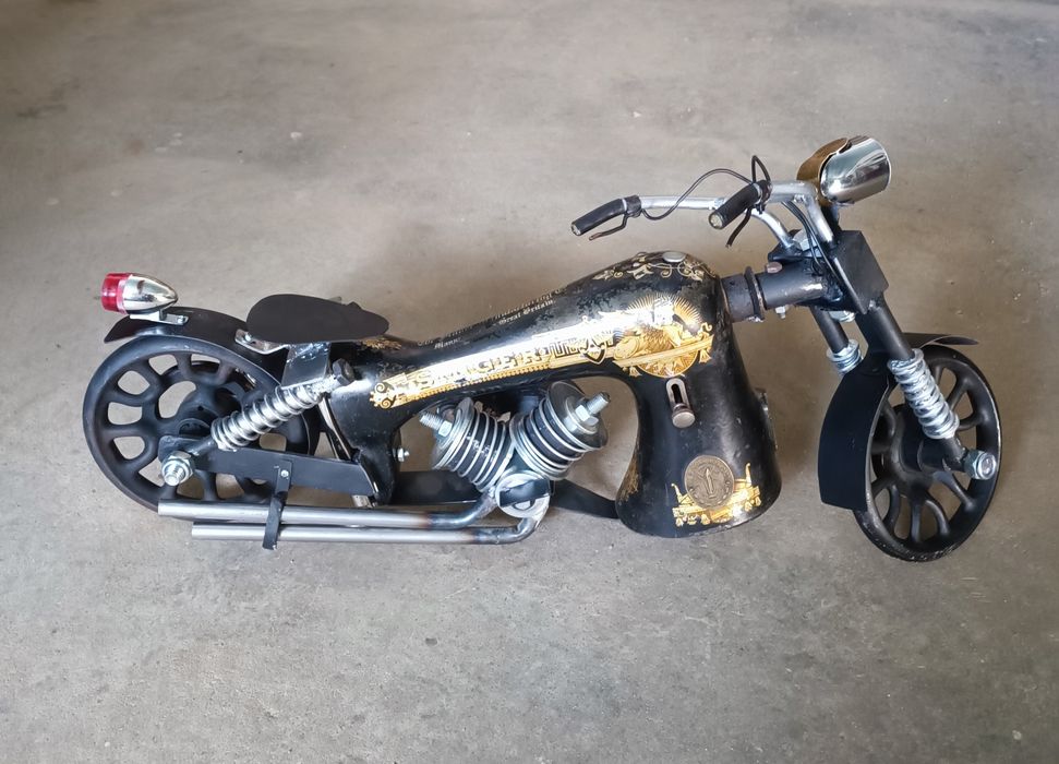 Moto artesanal feita de cabeça máquina costura