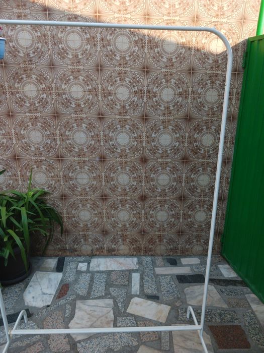 Dois suportes para dependurar cruzetas de roupa. Uteis para costureira