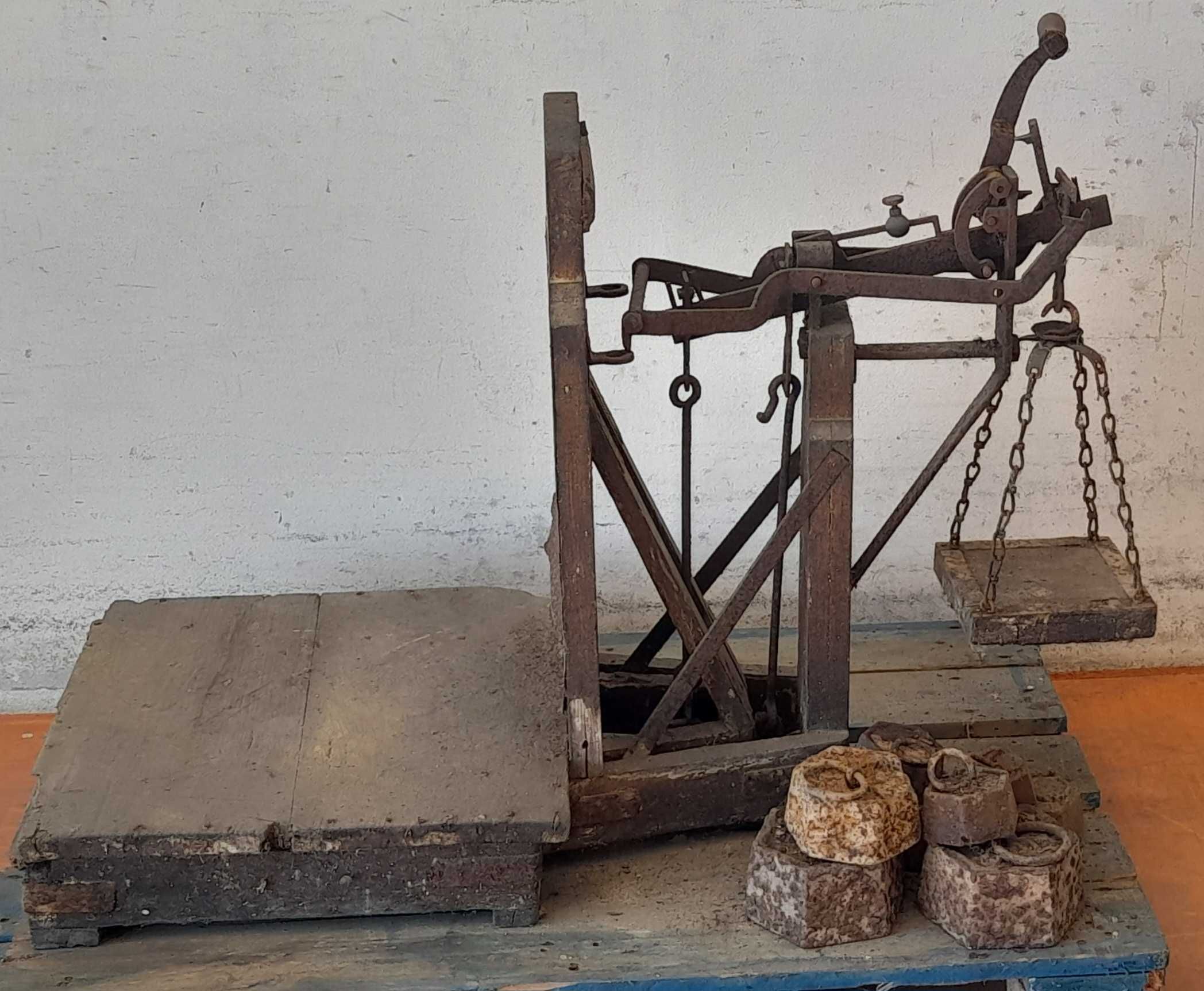Balança Decimal Muito Antiga em Madeira c/ os Pesos