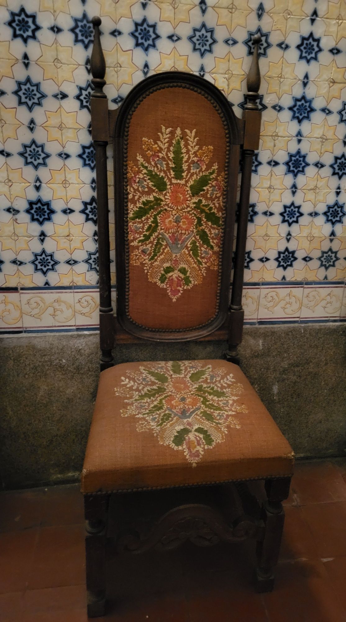 cadeirões antigos bordados