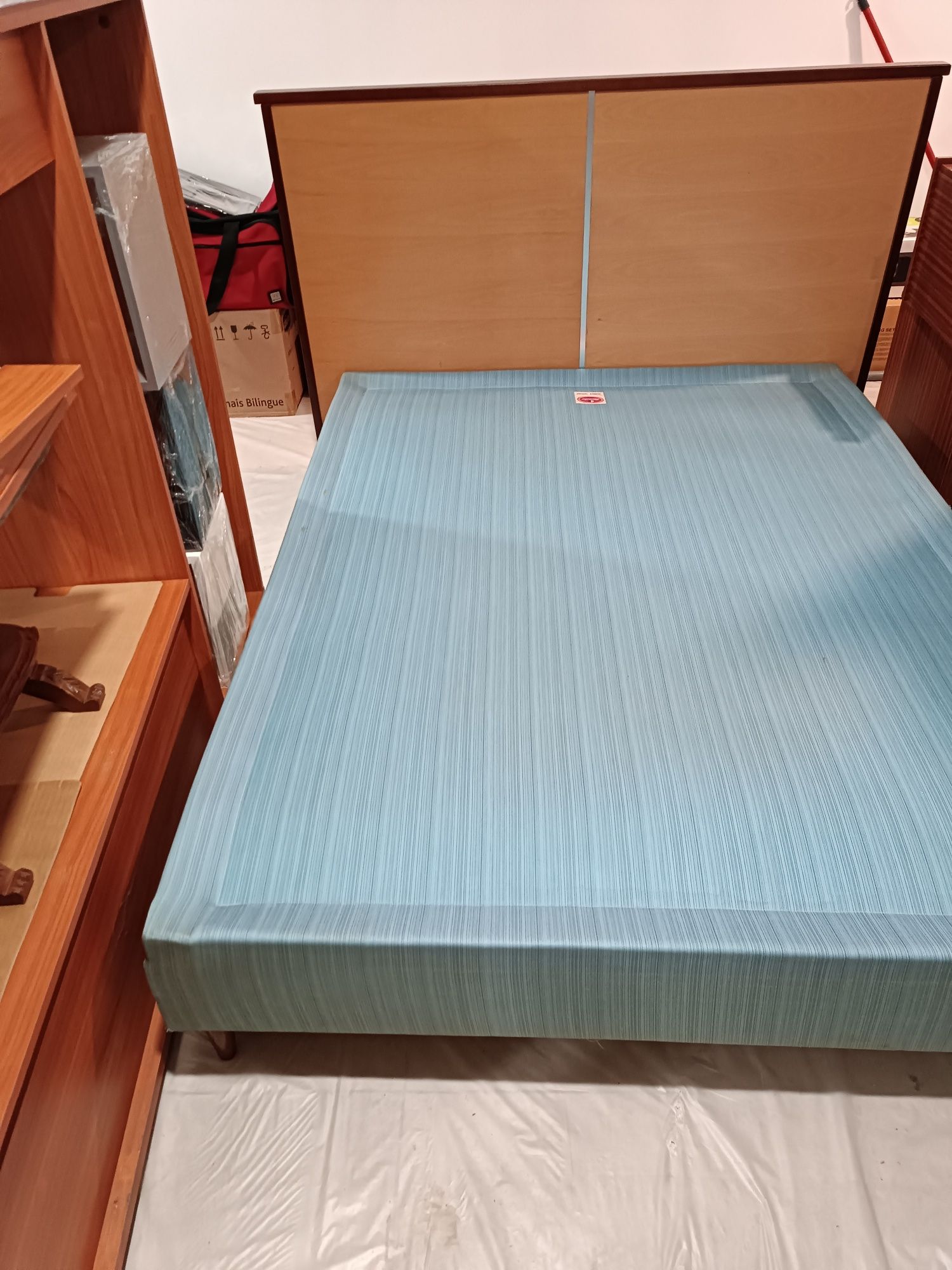 Cama de casal + mesas de cabeceira
