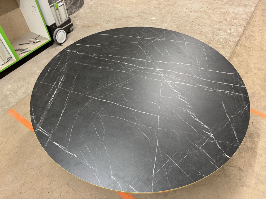 Stół złoty okrągły do salonu kawowy