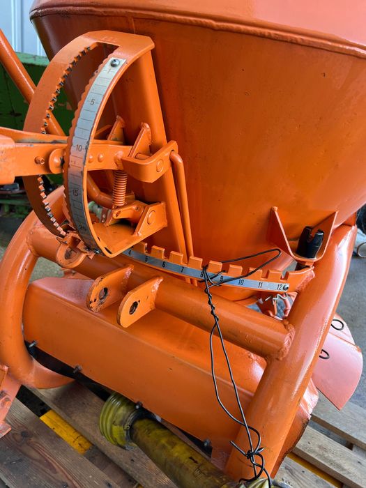 Розкидач 150L міндобрив