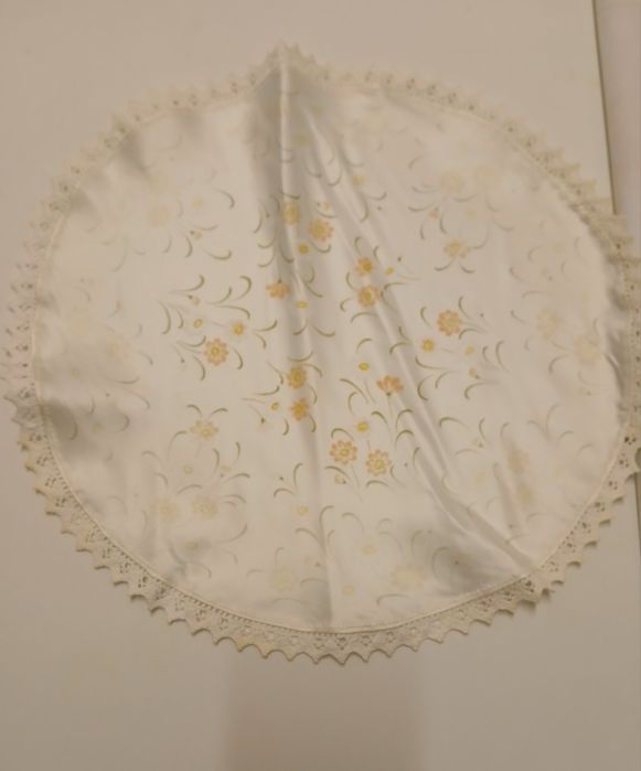 Naperon redondo florido com renda
