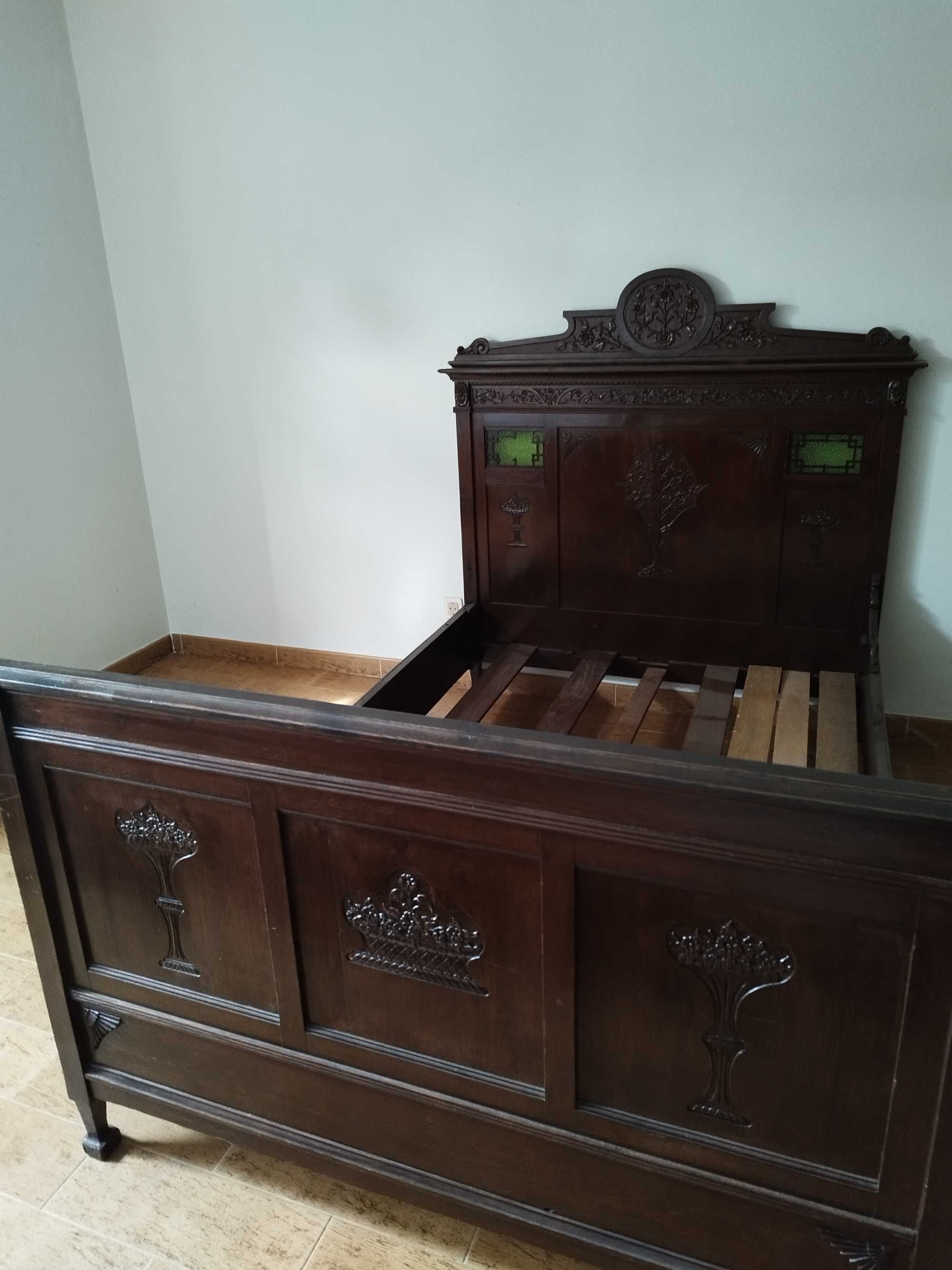 Cama antiga com detalhes únicos