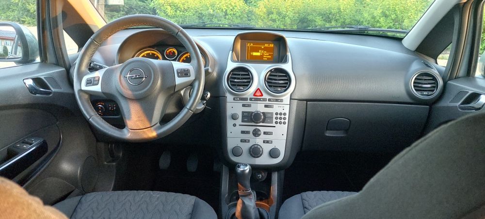 Opel corsa 1.4 2013r