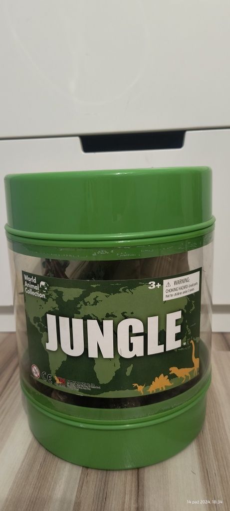 Figurki zwierząt w słoju.Jungle