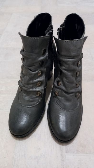 Демисезонные кожаные ботинки. Серые