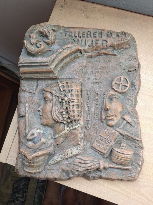 Escultura em barro terracota para suspensão