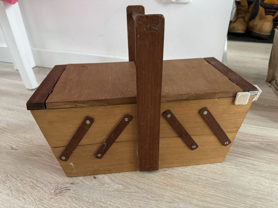 Drewnianka skrzynka z przyborami krawieckimi