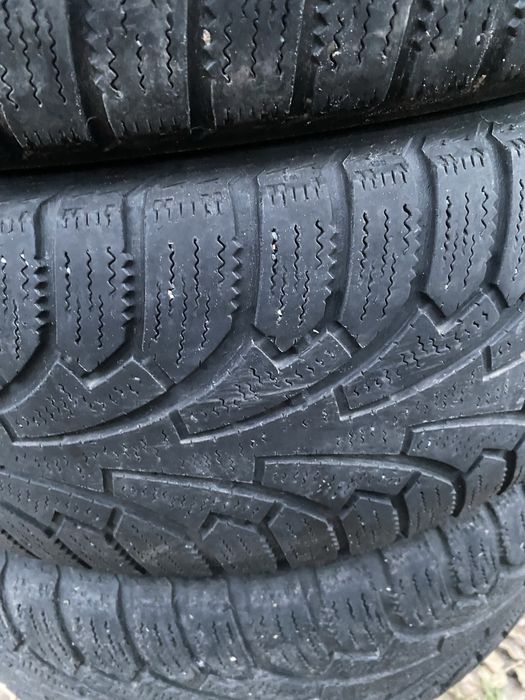 Продам комплект резини зима 215 65 16