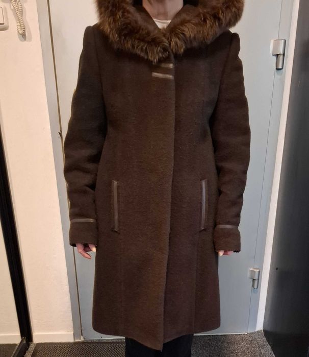 Ciepły płaszcz wełniany brązowy do kolan z kapturem – rozmiar 40