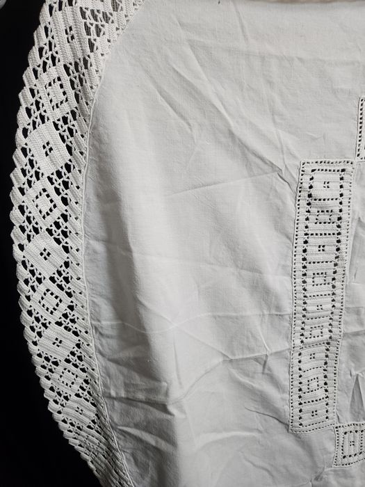 Toalha branca redonda em tecido e renda feita à mão