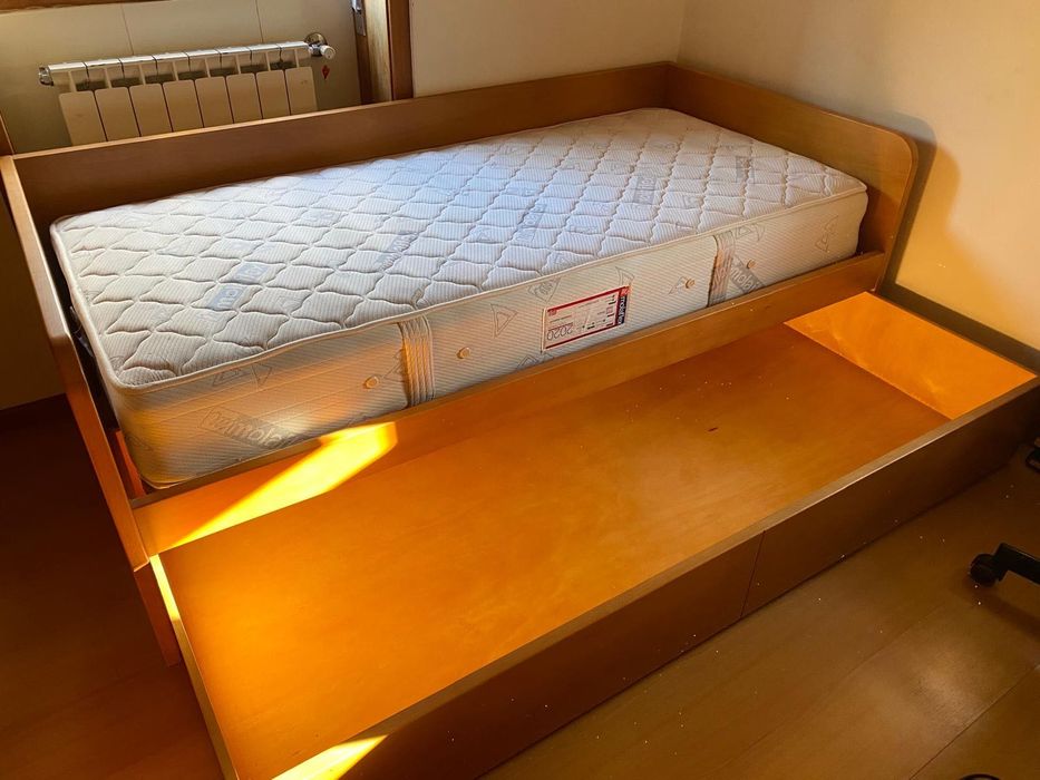 Cama em madeira usada