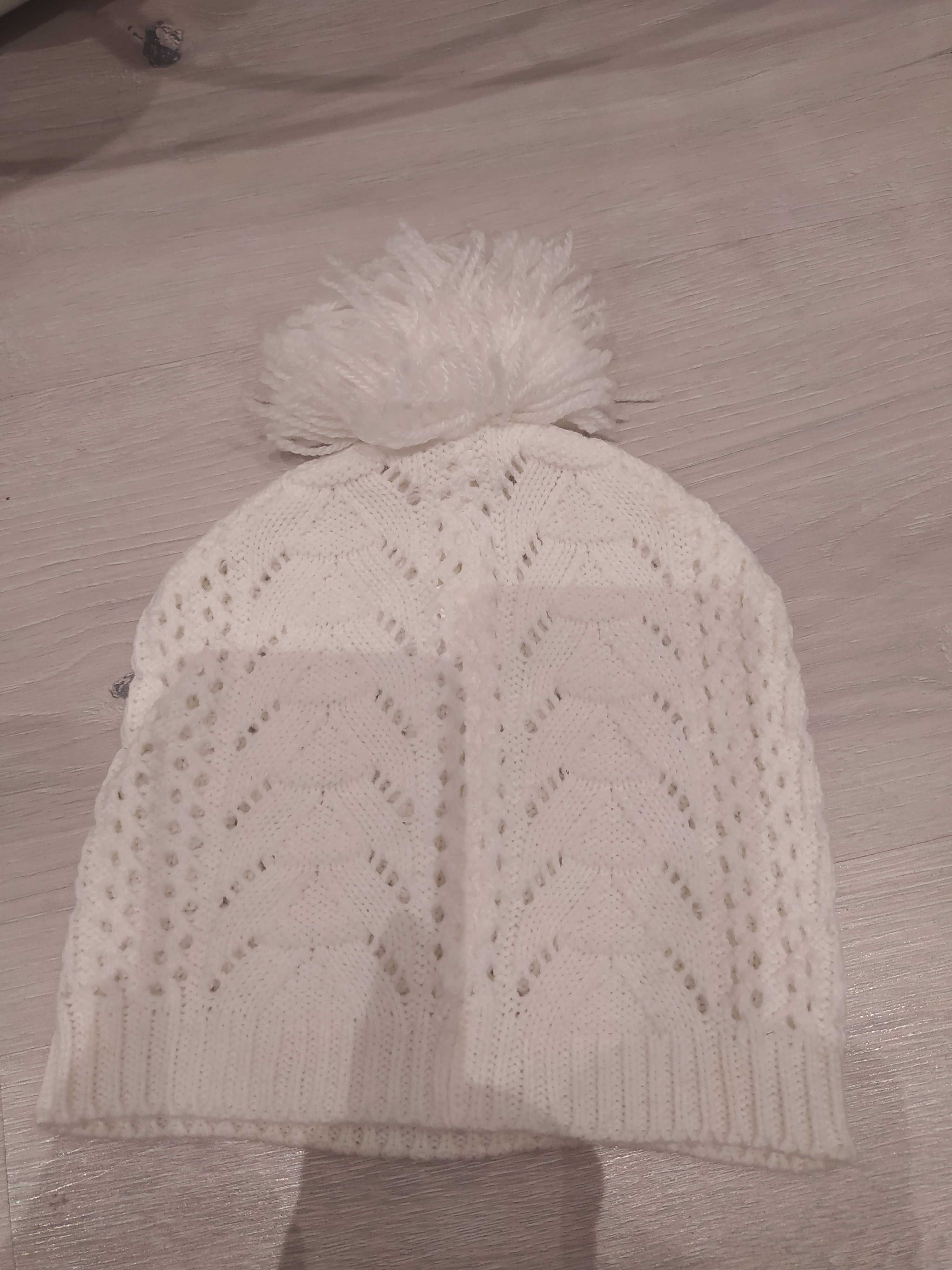 Delikatna, biala czapeczka