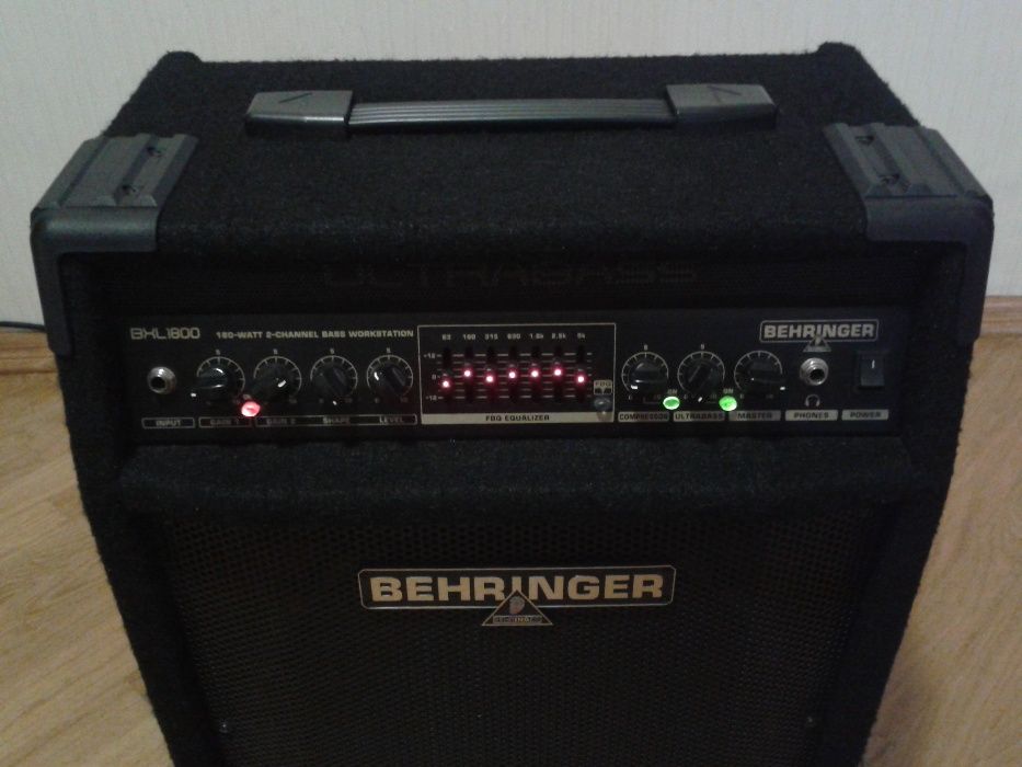 Басовий комбопідсилювач/монітор Behringer BXL1800